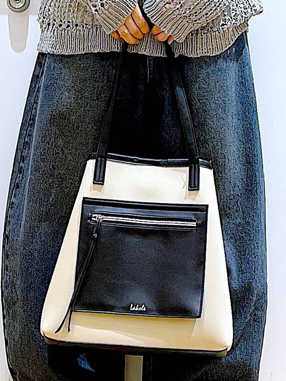 ブルー系のデニムパンツ、ホワイト系のトートバッグ、シルバー系のパンプスを着用したレディースの春コーディネートの9枚目の写真