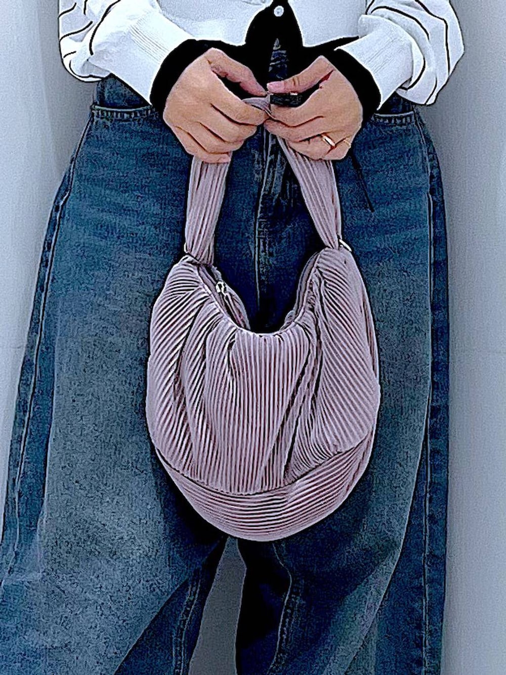 ブルー系のデニムパンツ、ピンク系のショルダーバッグ、ホワイト系のカーディガン/ボレロを着用したレディースの春コーディネートの9枚目の写真