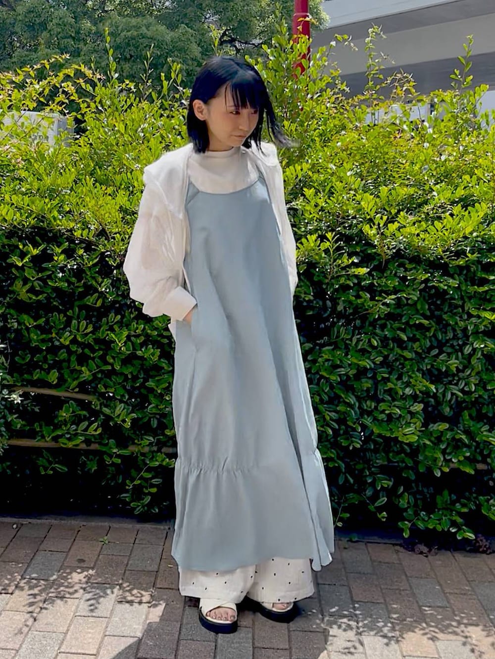 ホワイト系のサンダル、ホワイト系のTシャツ/カットソー、ホワイト系のシャツ/ブラウスを着用したレディースの春コーディネートの3枚目の写真