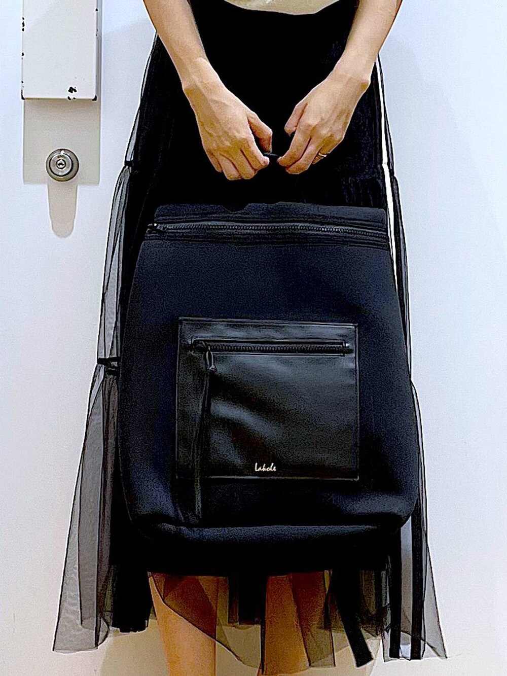 ブラック系のサンダル、ブルー系のTシャツ/カットソー、ブラック系のスカートを着用したレディースの夏コーディネートの9枚目の写真