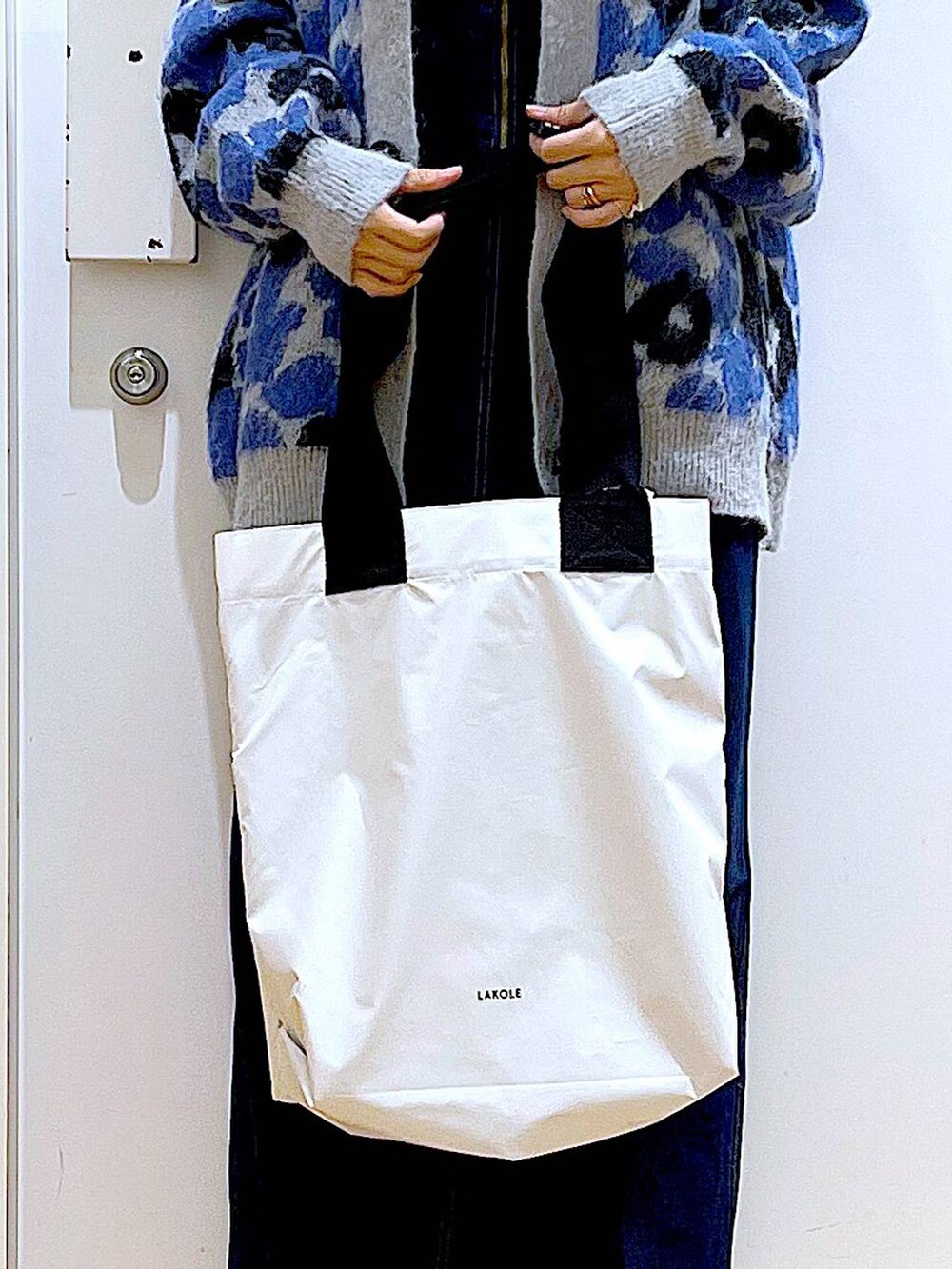 ブルー系のジャンパースカート、ホワイト系のTシャツ/カットソー、ベージュ系のブーツを着用したレディースの冬コーディネートの9枚目の写真