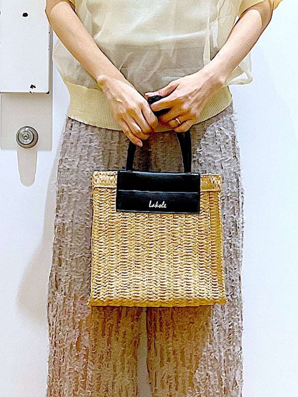 ホワイト系のニット/セーター、ベージュ系のその他パンツ、ホワイト系のニット/セーターを着用したレディースの夏コーディネートの9枚目の写真