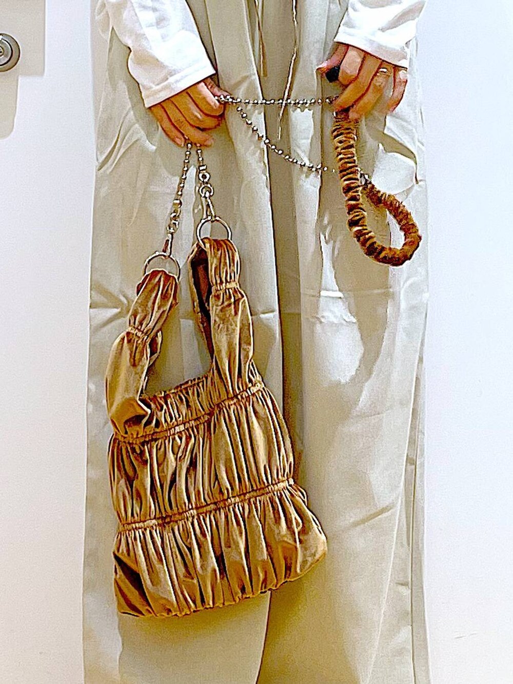 シルバー系のパンプス、イエロー系のショルダーバッグ、ベージュ系のその他パンツを着用したレディースの秋コーディネートの9枚目の写真