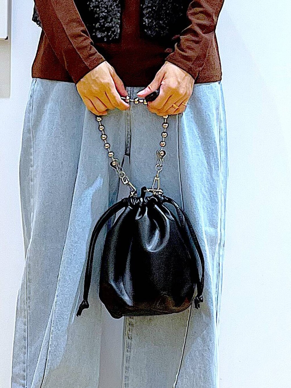 ブラック系のショルダーバッグ、ブラック系のローファー、ブラック系のベストを着用したレディースの秋コーディネートの9枚目の写真