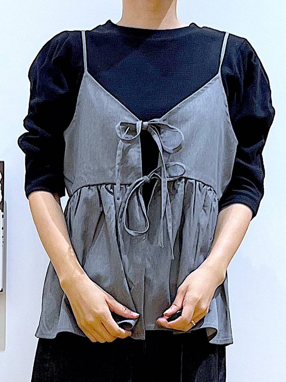 グレー系のショルダーバッグ、ブラック系のローファー、グレー系のその他トップスを着用したレディースの秋コーディネートの7枚目の写真
