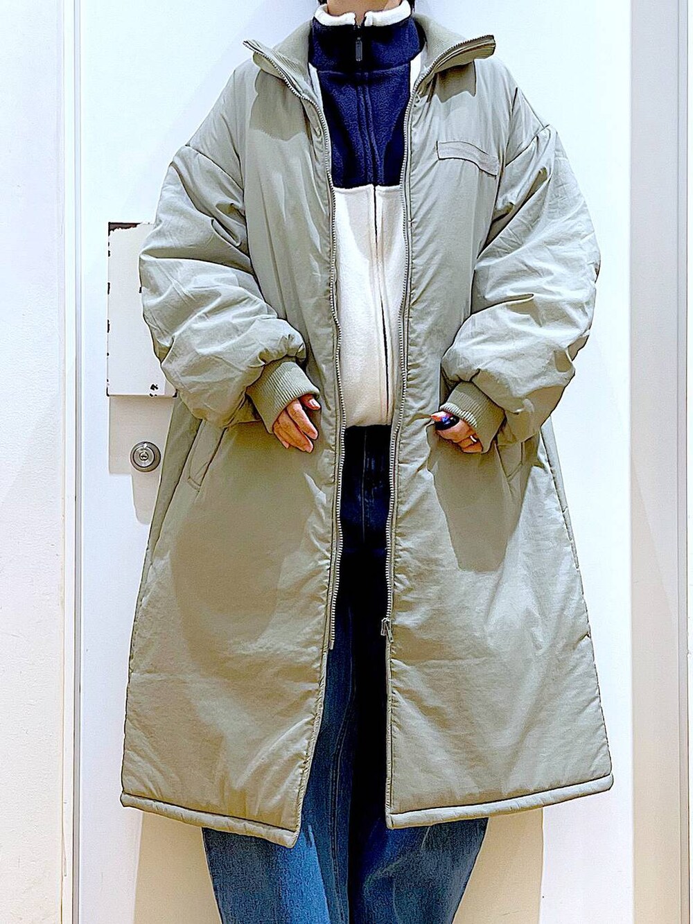 「リラックス、若見え、ゆったり、休日コーデ、骨格ウェーブ、LAKOLE、冬コーデ、おでかけ、フリース、ジャケット、カジュアル、デニムパンツ、ワイドパンツ、ブーツ、ショルダーバッグ」｜「LAKOLEのギャザーハンドルショルダーバッグ / 132238（ショルダーバッグ、ブラック系）」を使った、あおき@LAKOLE海老名さん（レディース・156cm）の冬コーディネートの7枚目の写真