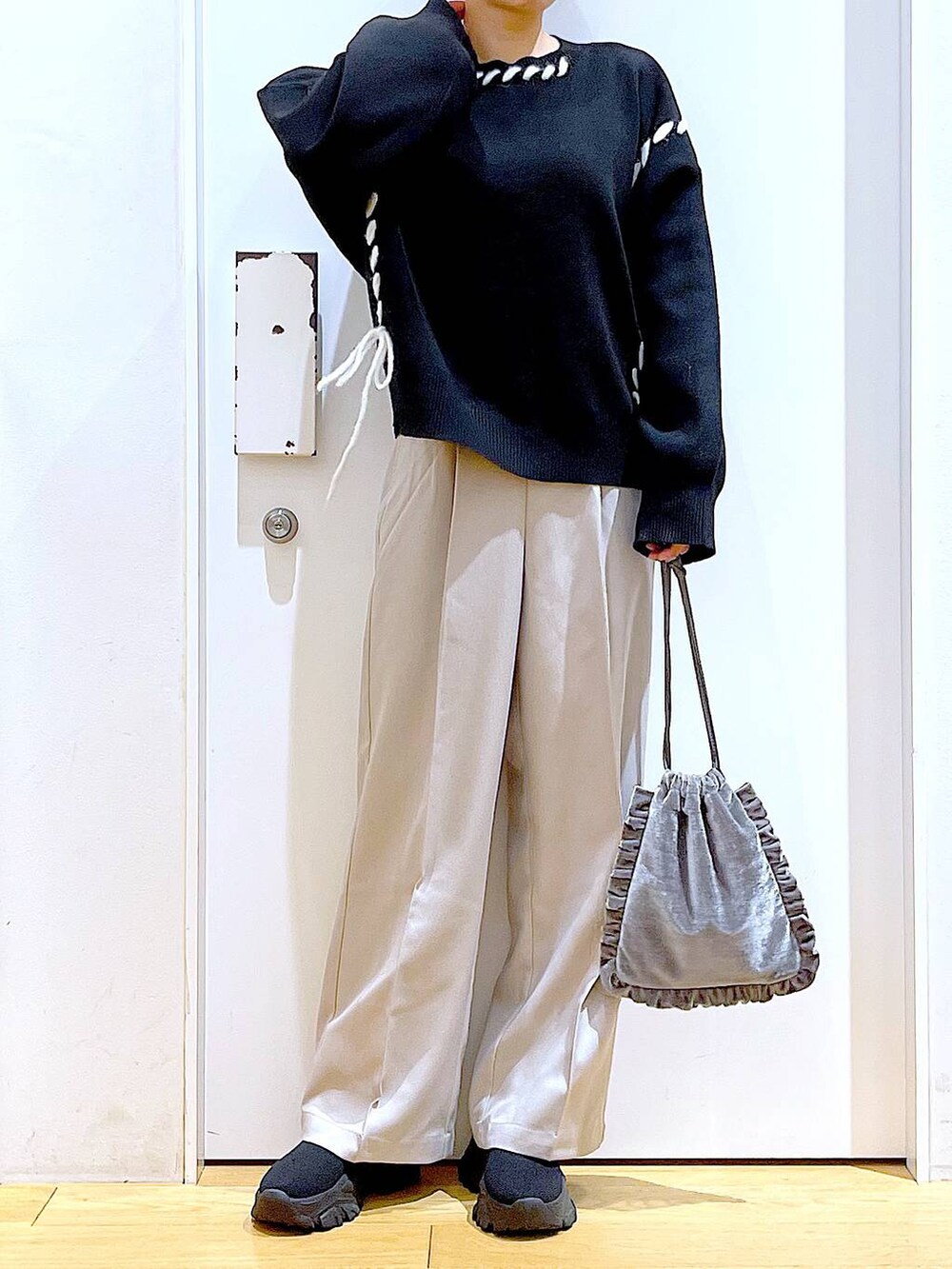 ブラック系のブーツ、グレー系のショルダーバッグ、ブラック系のニット/セーターを着用したレディースの冬コーディネートの6枚目の写真