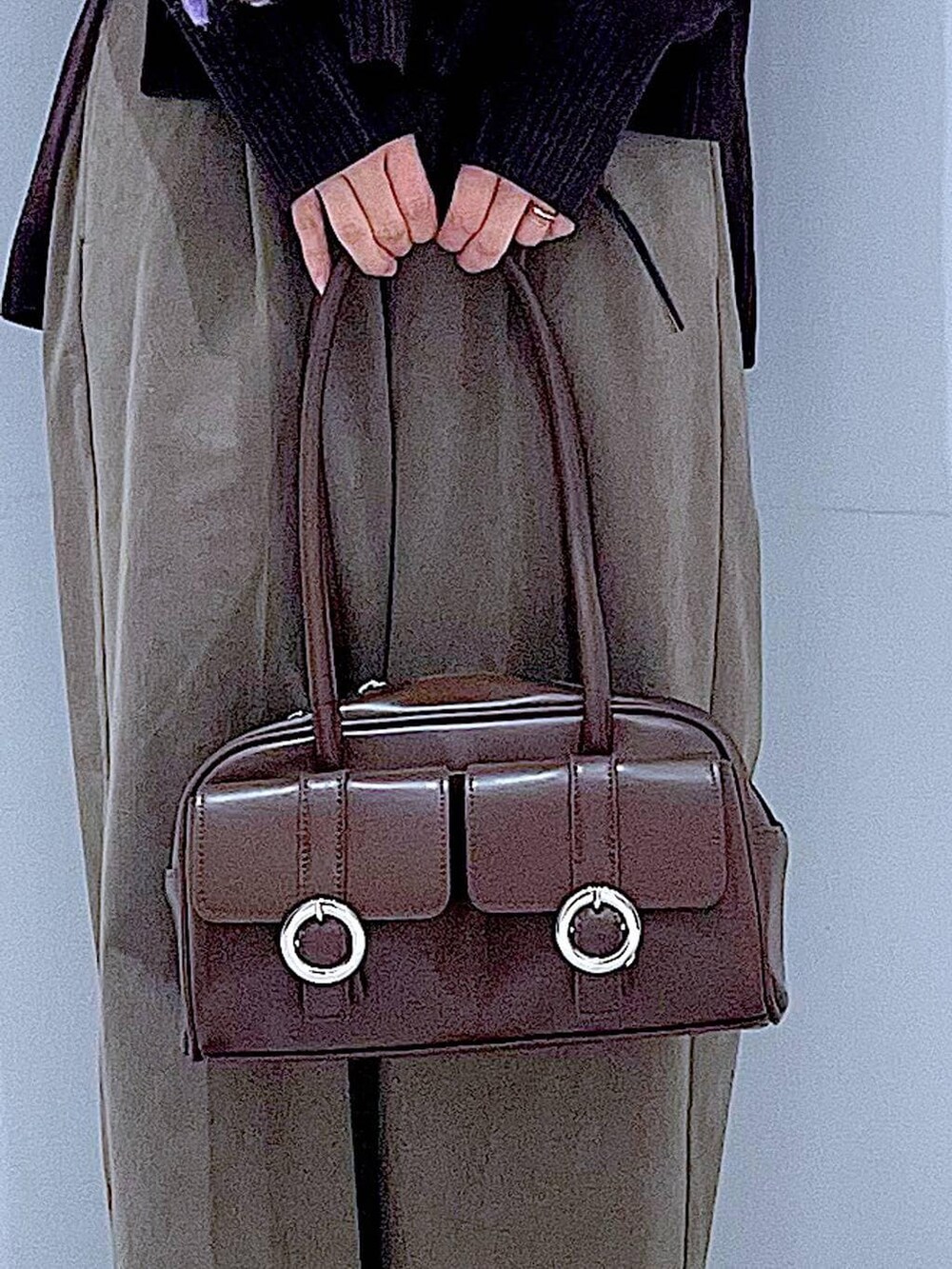 ブラウン系のショルダーバッグ、ブラック系のブーツ、ブラウン系のその他パンツを着用したレディースの冬コーディネートの9枚目の写真