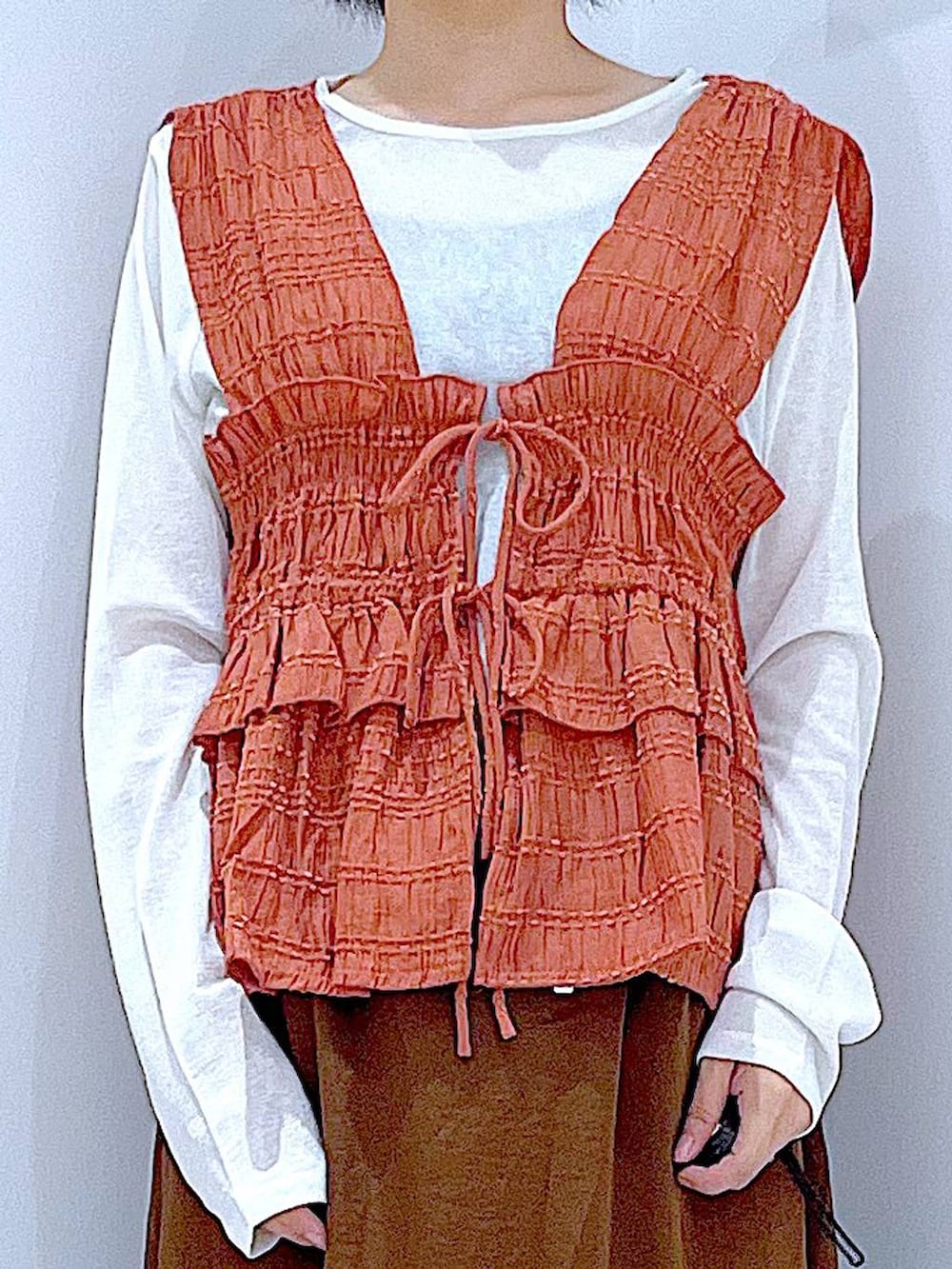 ホワイト系のTシャツ/カットソー、ブラック系のローファー、ブラウン系のスカートを着用したレディースの秋コーディネートの7枚目の写真