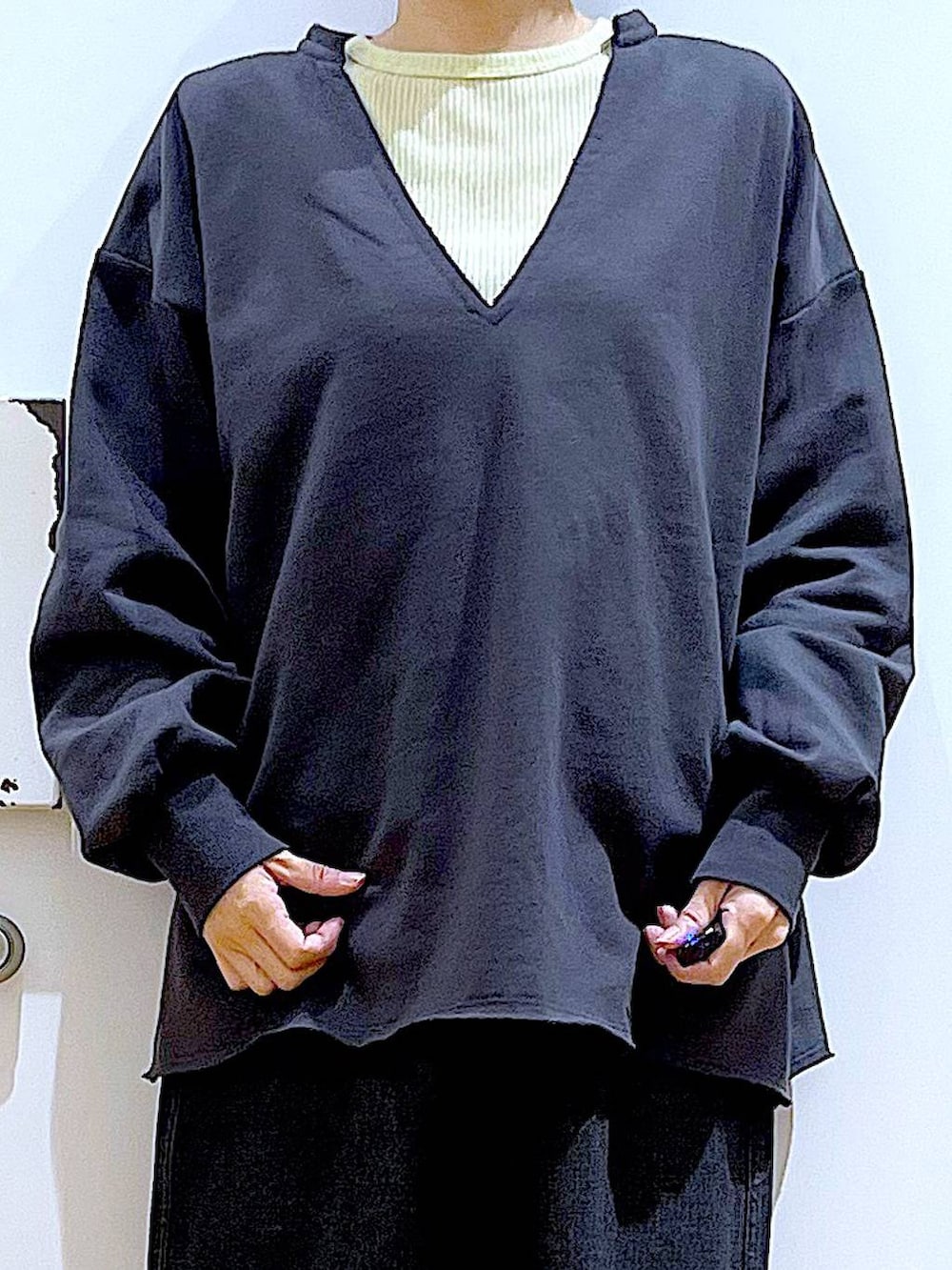 「リラックス、若見え、ゆったり、休日コーデ、骨格ウェーブ、LAKOLE、スウェット、デニムパンツ、カジュアル、シンプルコーデ、春コーデ、パンプス、フラットシューズ、ショルダーバッグ、ワンマイル」｜「LAKOLEのチェーンハンドル2WAYショルダーバッグ / 253087（ショルダーバッグ、シルバー系）」を使った、あおき@LAKOLE海老名さん（レディース・156cm）の冬コーディネートの7枚目の写真