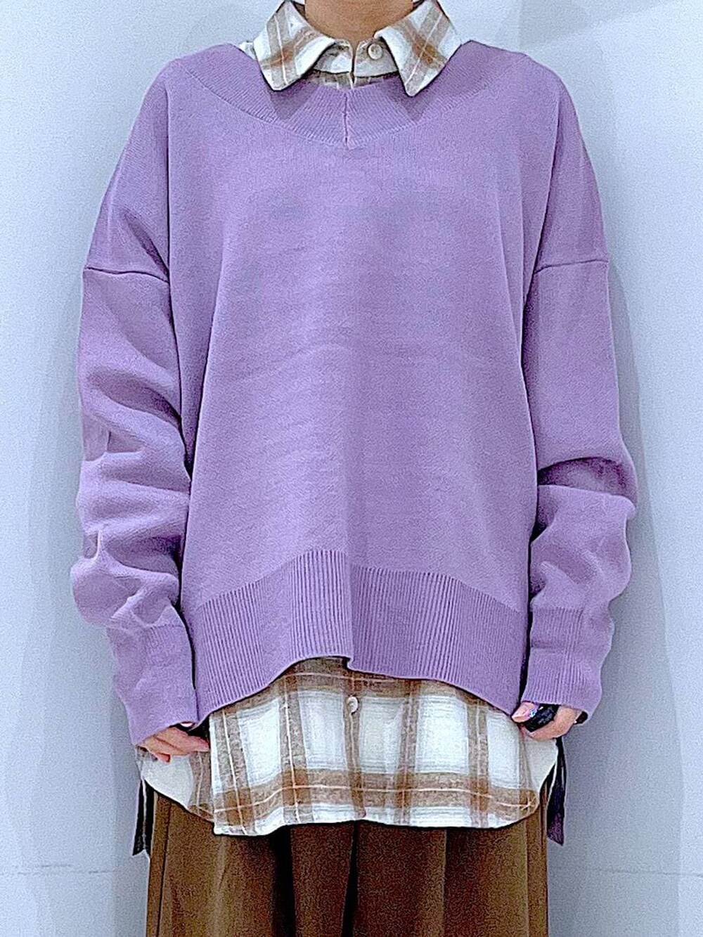 ブラック系のブーツ、パープル系のニット/セーター、ベージュ系のシャツ/ブラウスを着用したレディースの冬コーディネートの7枚目の写真