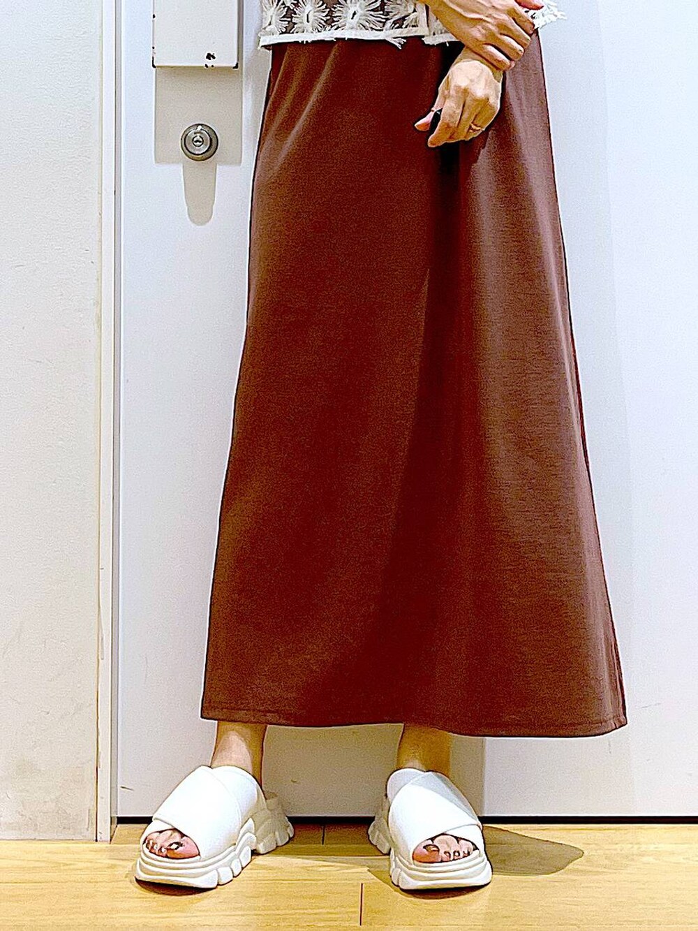 ホワイト系のサンダル、レッド系のワンピース、ホワイト系のベストを着用したレディースの夏コーディネートの8枚目の写真