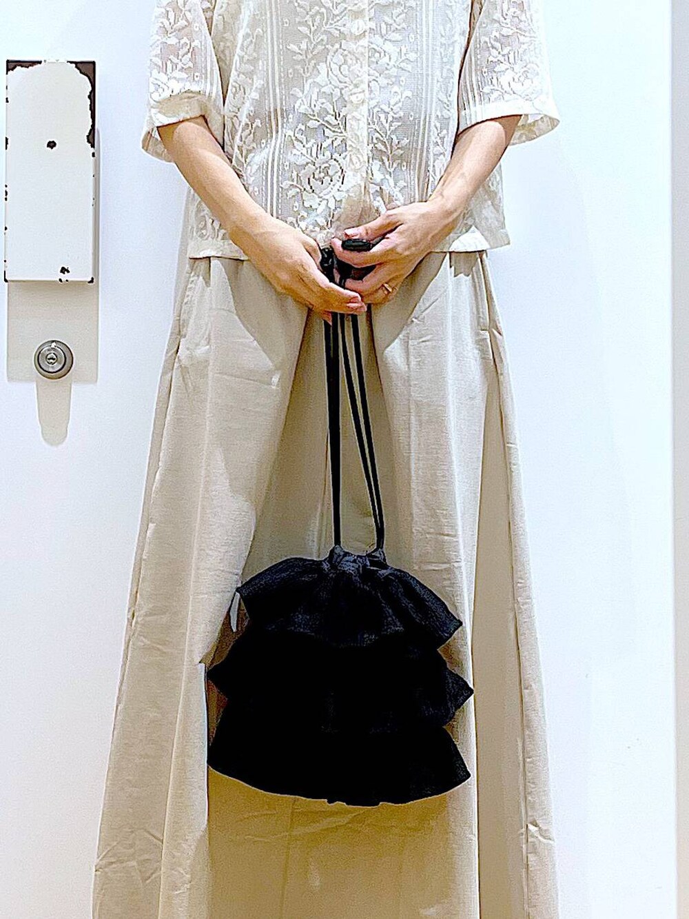 ブラック系のサンダル、ベージュ系のシャツ/ブラウス、ベージュ系のスカートを着用したレディースの夏コーディネートの9枚目の写真