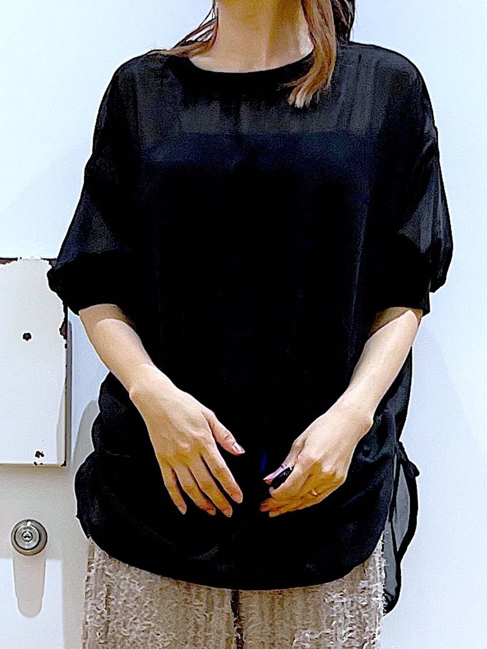 ブラック系のサンダル、ベージュ系のショルダーバッグ、ベージュ系のその他パンツを着用したレディースの夏コーディネートの7枚目の写真