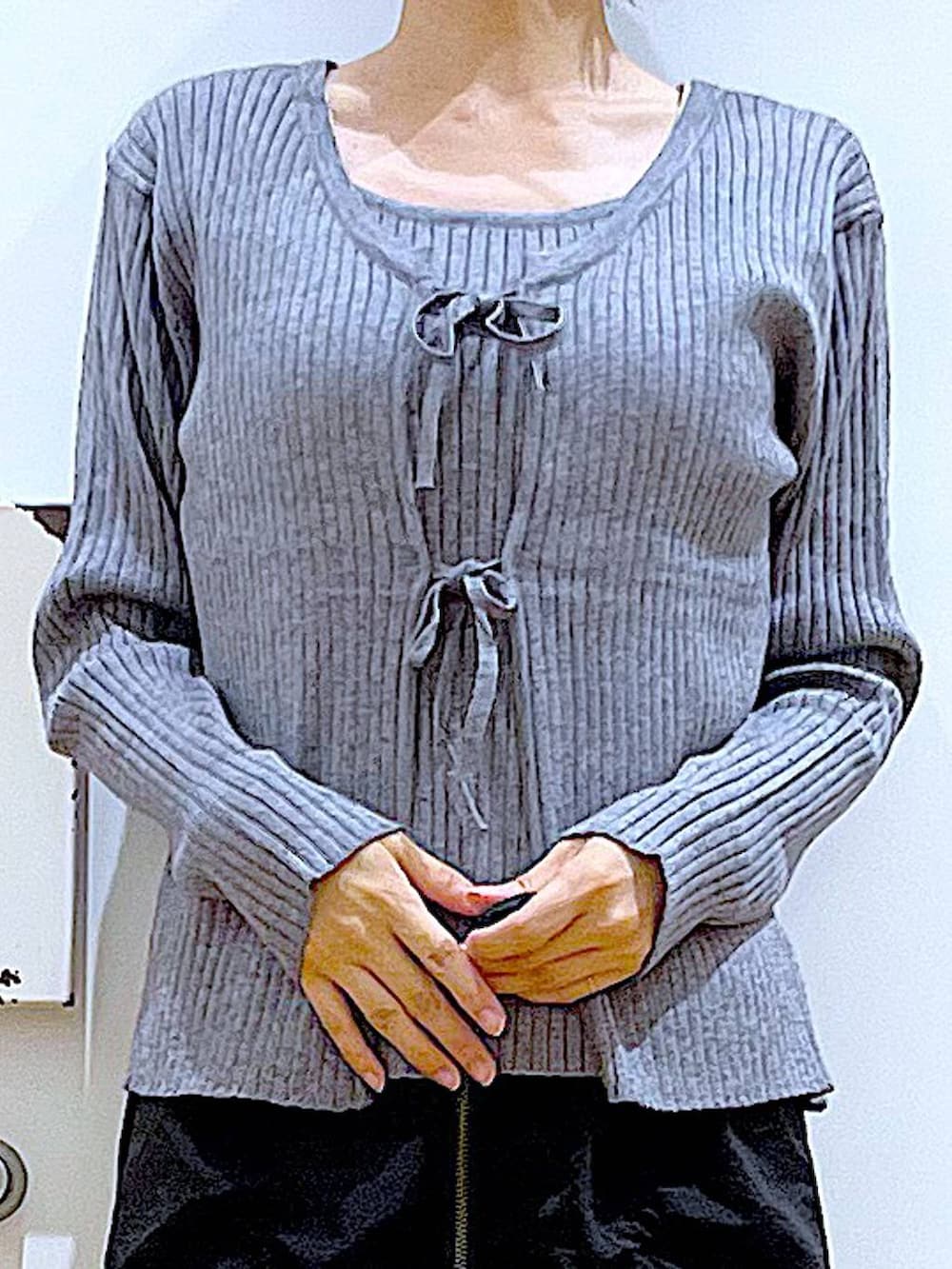 ブラック系のパンプス、ブルー系のショルダーバッグ、グレー系のカーディガン/ボレロを着用したレディースの秋コーディネートの7枚目の写真