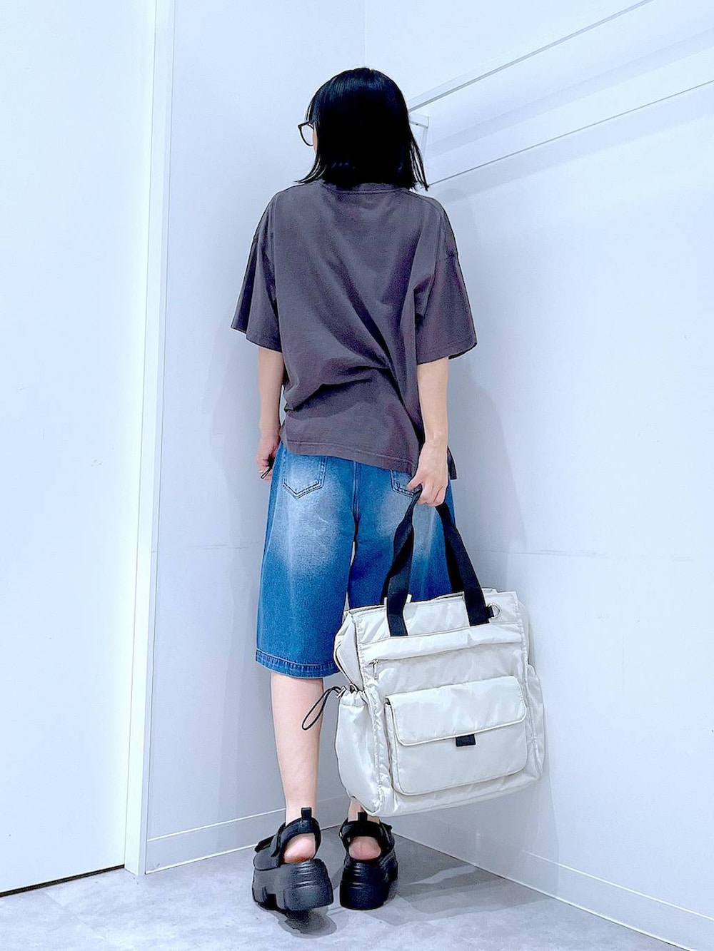 ブラック系のサンダル、ホワイト系のトートバッグ、グレー系のTシャツ/カットソーを着用したレディースの夏コーディネートの5枚目の写真