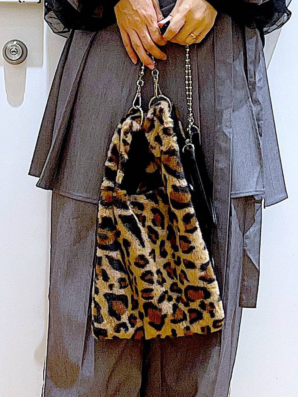 グレー系のスラックス、その他のショルダーバッグ、グレー系のスカートを着用したレディースの冬コーディネートの9枚目の写真