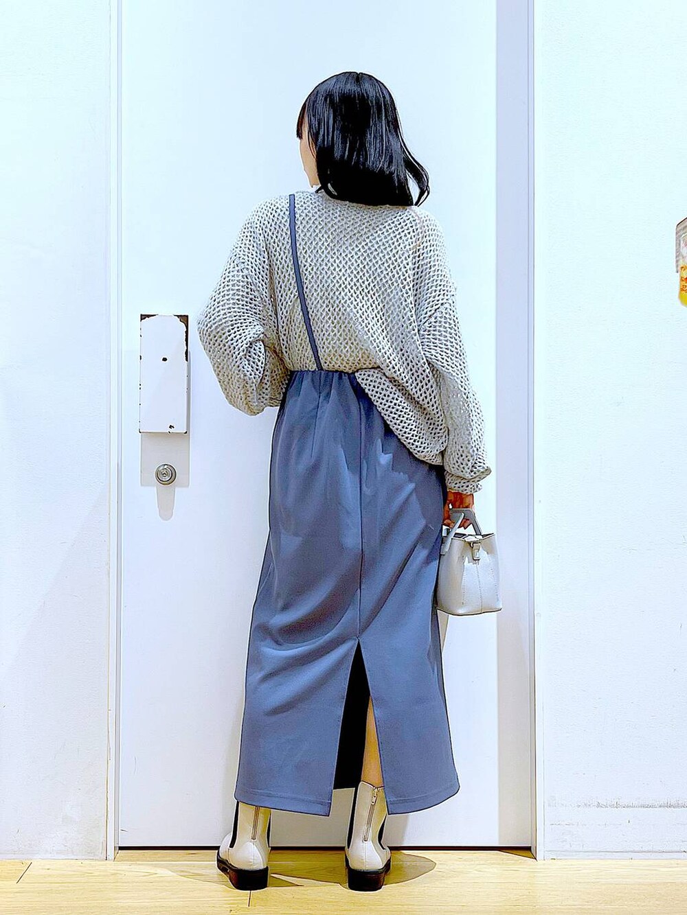 ホワイト系のTシャツ/カットソー、グレー系のニット/セーター、ベージュ系のブーツを着用したレディースの冬コーディネートの5枚目の写真