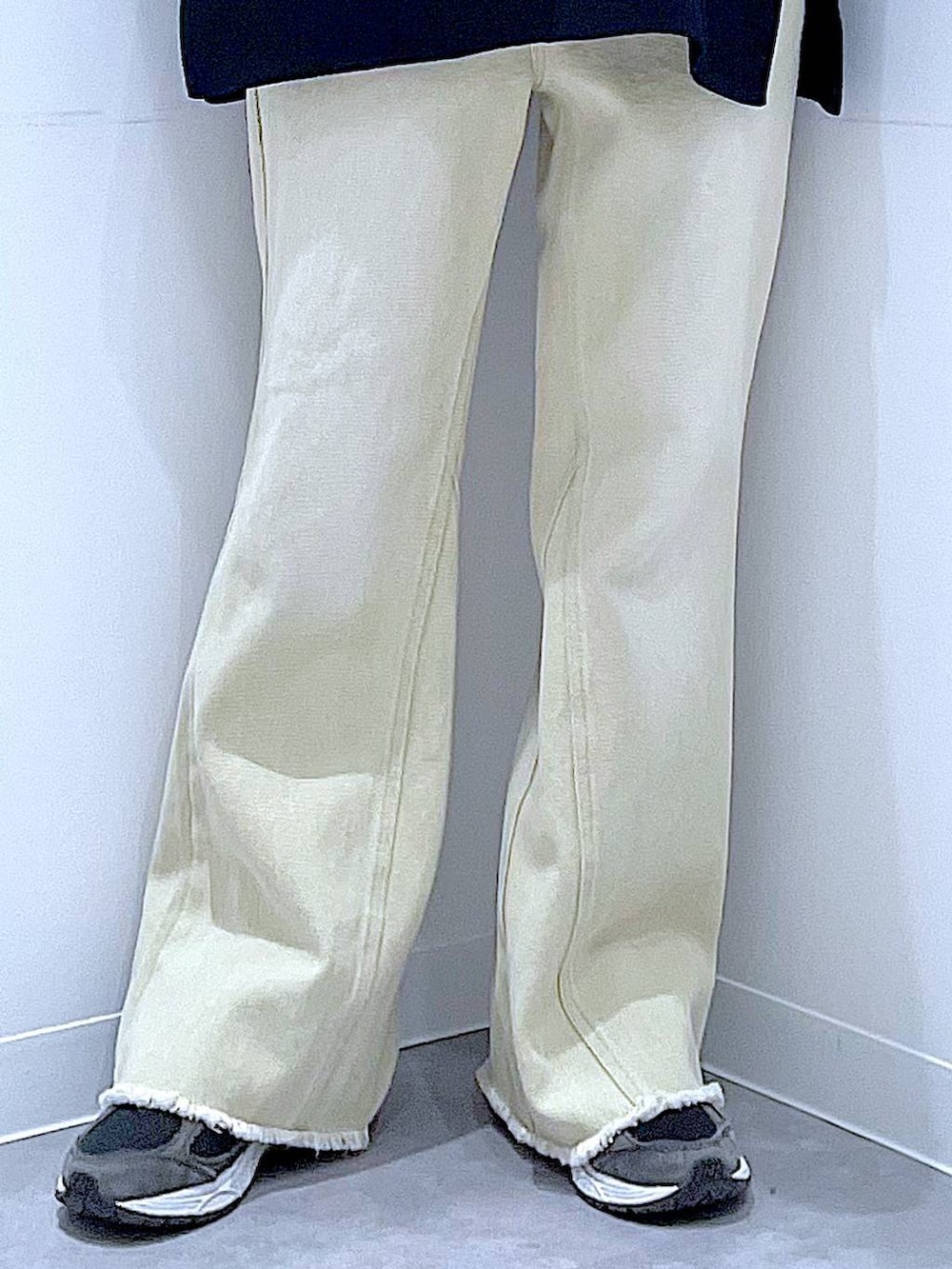 ブルー系のニット/セーター、ブラック系のベスト、ベージュ系のデニムパンツを着用したレディースの冬コーディネートの8枚目の写真