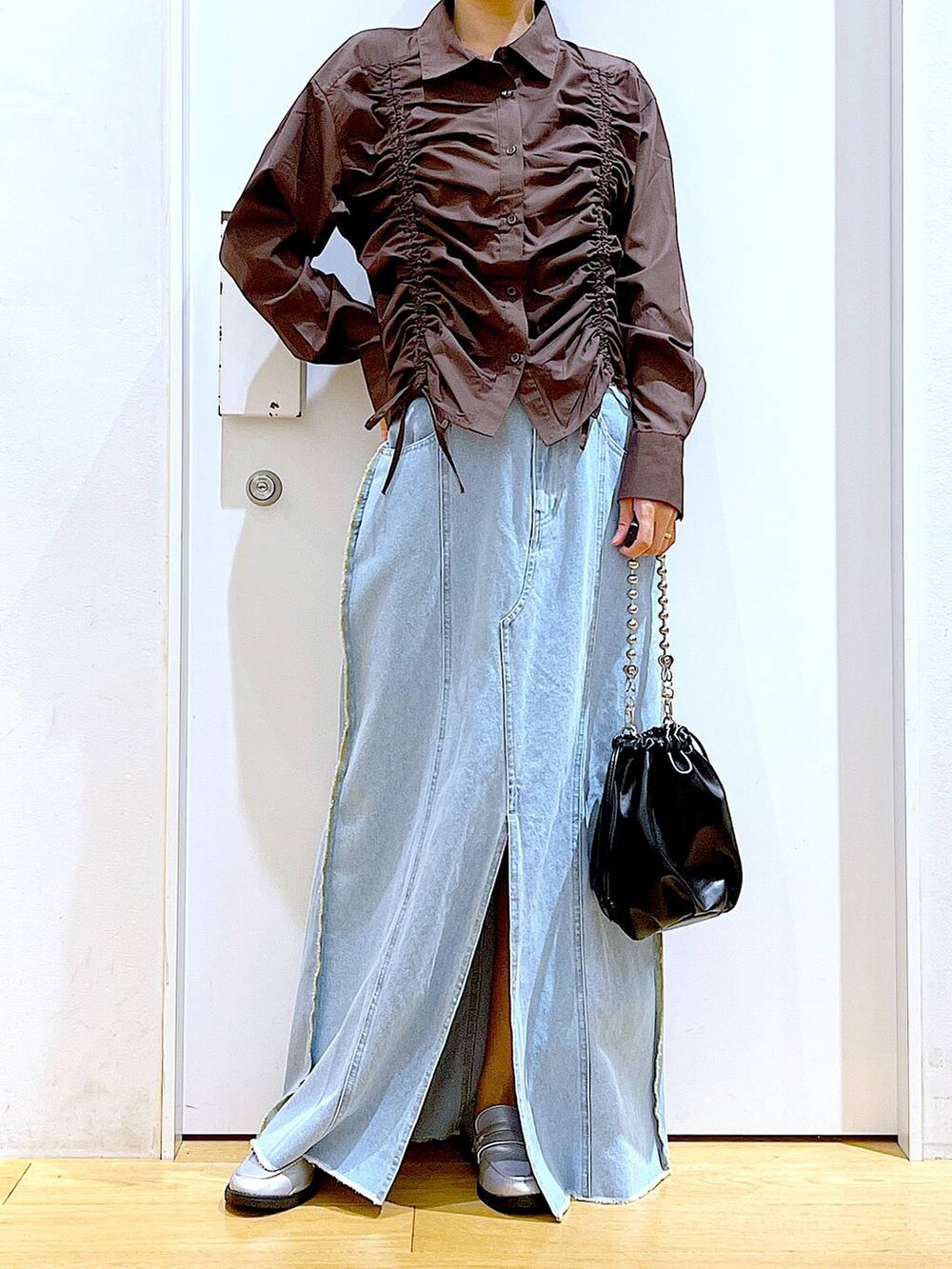 ブラック系のショルダーバッグ、シルバー系のローファー、ブラウン系のシャツ/ブラウスを着用したレディースの秋コーディネートの6枚目の写真