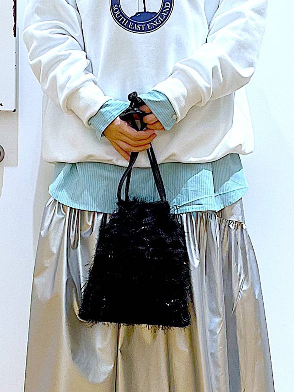 グリーン系のシャツ/ブラウス、シルバー系のスカート、ベージュ系のブーツを着用したレディースの春コーディネートの7枚目の写真