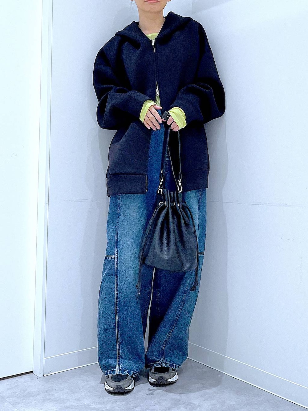 グリーン系のTシャツ/カットソー、ブラック系のパーカー、ブラック系のショルダーバッグを着用したレディースの春コーディネートの6枚目の写真