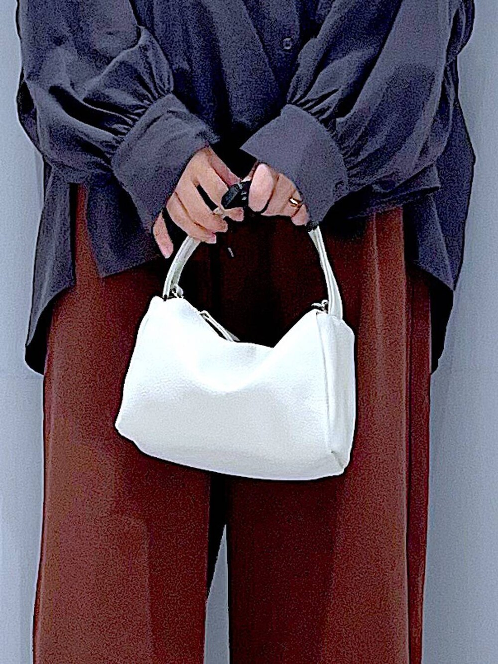 ホワイト系のローファー、ホワイト系のショルダーバッグ、ブラウン系のその他パンツを着用したレディースの秋コーディネートの9枚目の写真