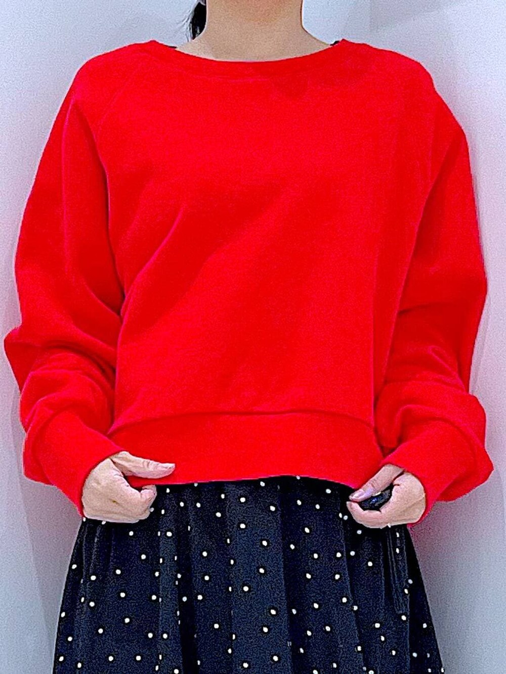 レッド系のスウェット、グレー系のシュシュを着用したレディースの春コーディネートの7枚目の写真