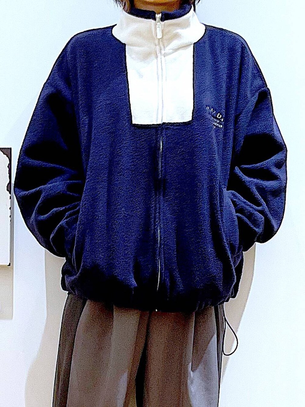 ブラック系のバックパック/リュック、ブラック系のブーツ、グレー系のその他パンツを着用したレディースの冬コーディネートの7枚目の写真