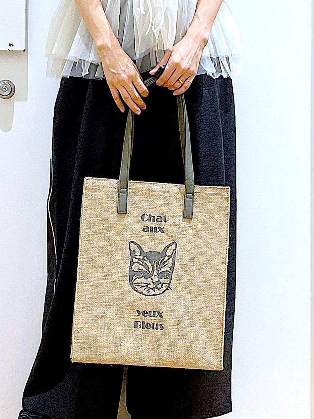 ブラック系のサンダル、ベージュ系のTシャツ/カットソー、グレー系のトートバッグを着用したレディースの夏コーディネートの9枚目の写真