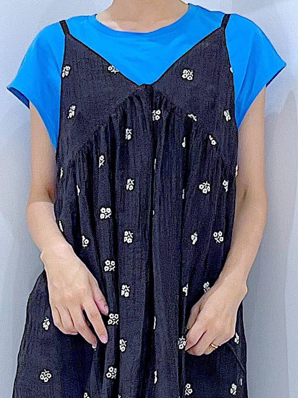 ブラック系のワンピース、ホワイト系のトートバッグ、ホワイト系のバレッタ/ヘアクリップを着用したレディースの夏コーディネートの7枚目の写真