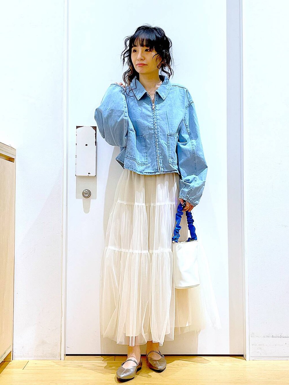 ブルー系のショルダーバッグ、ブルー系のデニムジャケット、その他のパンプスを着用したレディースの春コーディネートの2枚目の写真