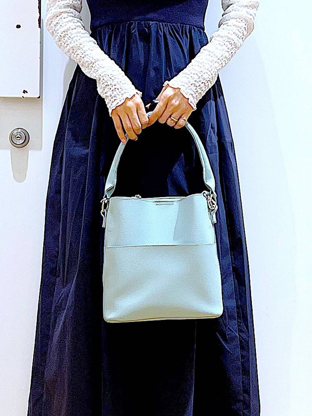 ホワイト系のTシャツ/カットソー、グリーン系のショルダーバッグ、ベージュ系のブーツを着用したレディースの春コーディネートの9枚目の写真