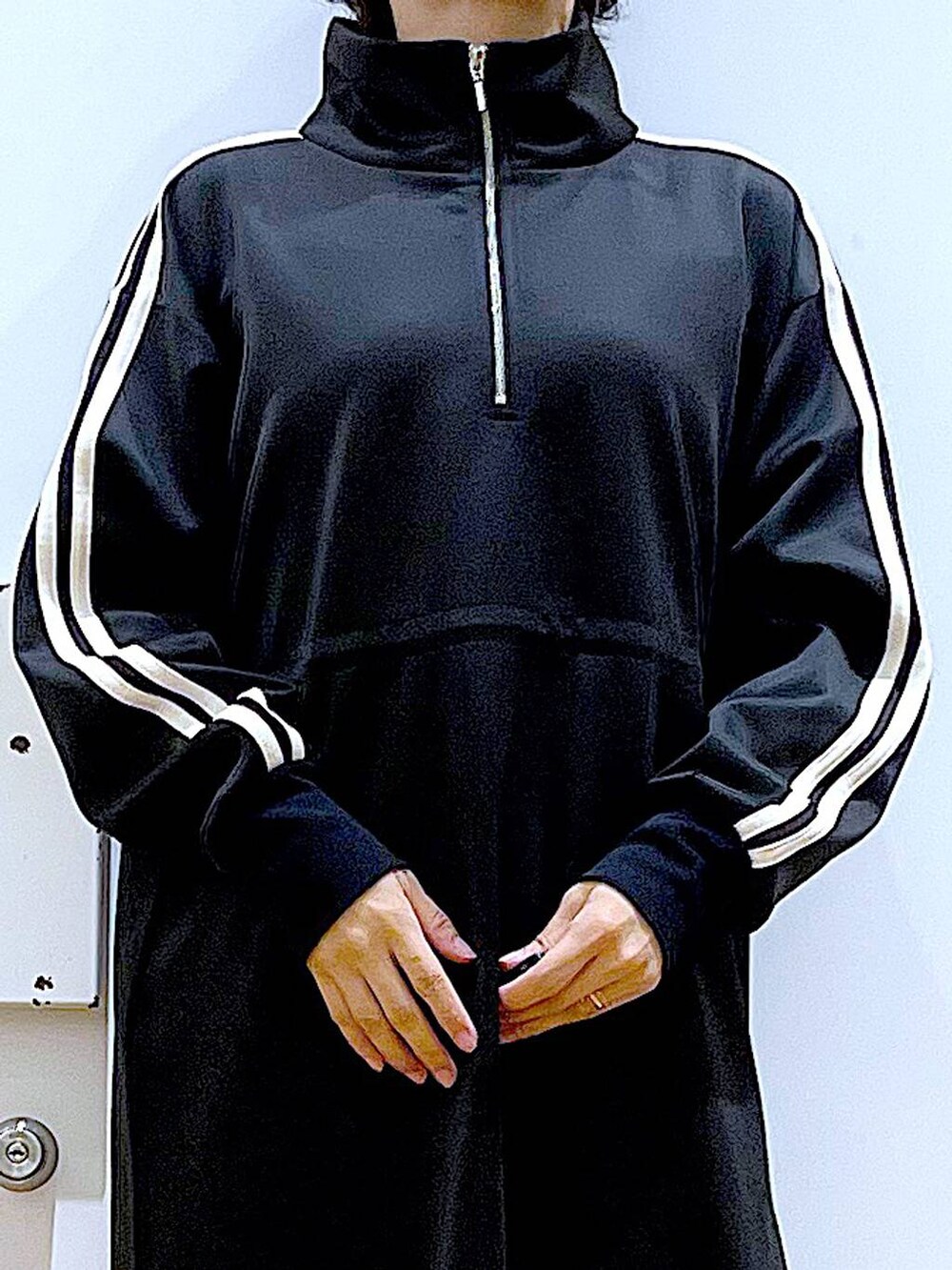 ベージュ系のブーツ、ブラック系のワンピース、その他のショルダーバッグを着用したレディースの秋コーディネートの7枚目の写真