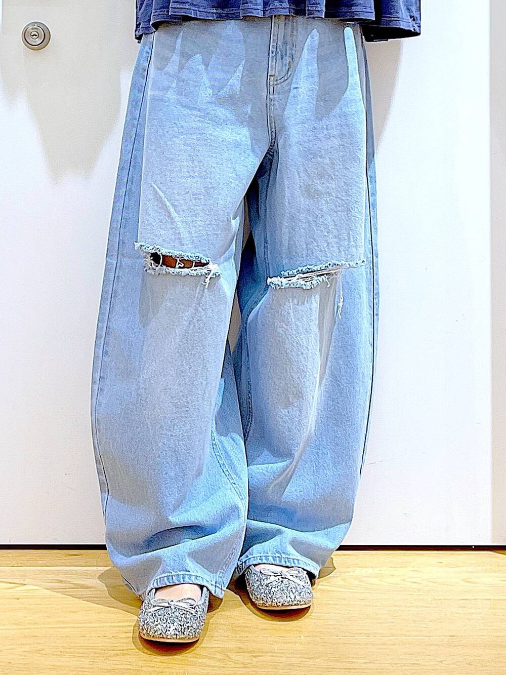 ブラック系のショルダーバッグ、ブルー系のデニムパンツ、シルバー系のパンプスを着用したレディースの秋コーディネートの8枚目の写真