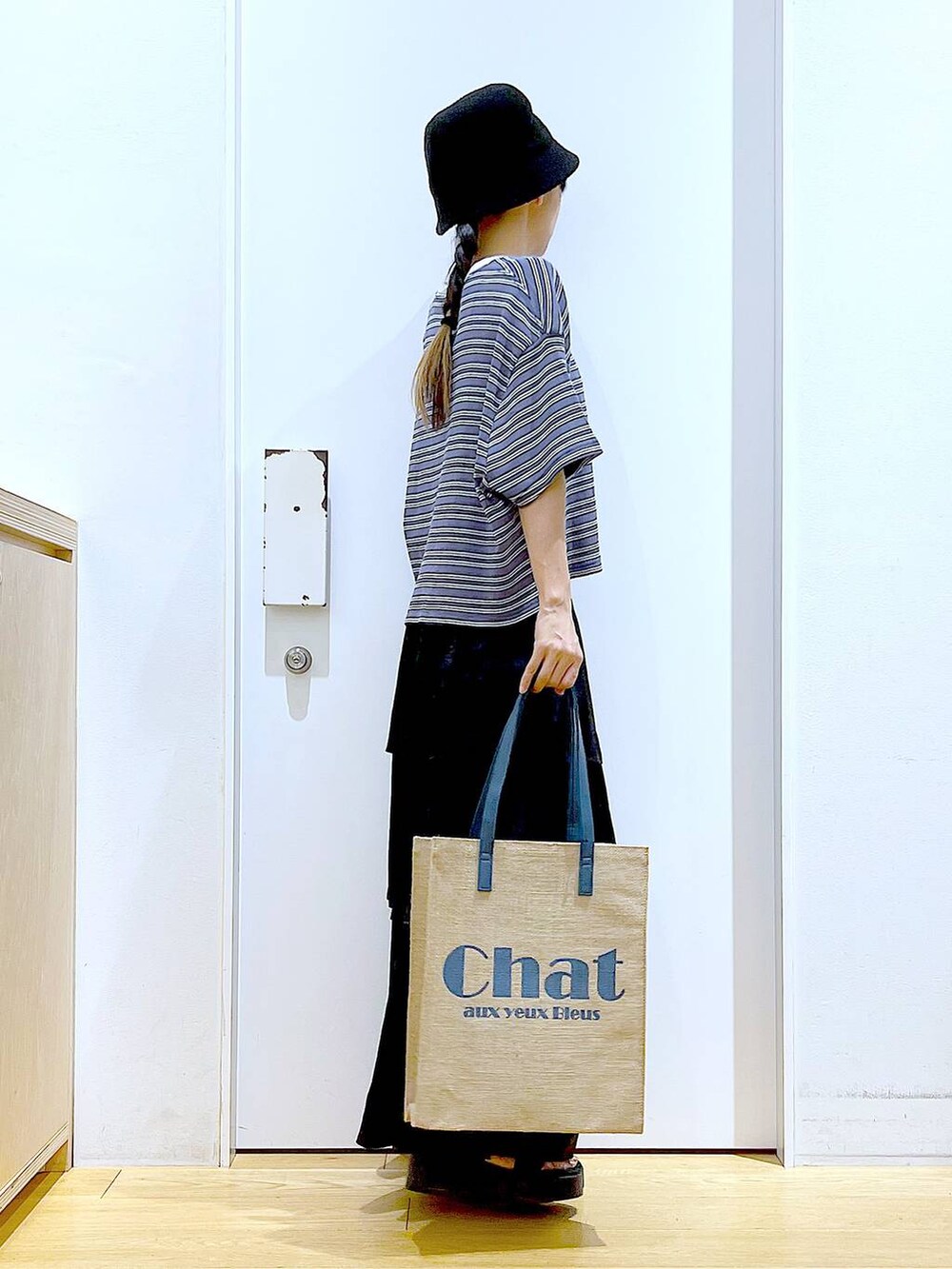 ブラック系のサンダル、グレー系のTシャツ/カットソー、ブルー系のトートバッグを着用したレディースの夏コーディネートの4枚目の写真