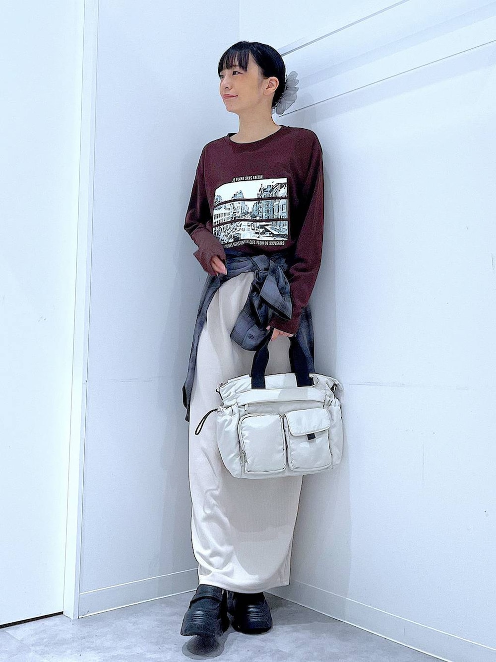 グレー系のシャツ/ブラウス、ブラウン系のTシャツ/カットソー、グレー系のスカートを着用したレディースの秋コーディネートの2枚目の写真