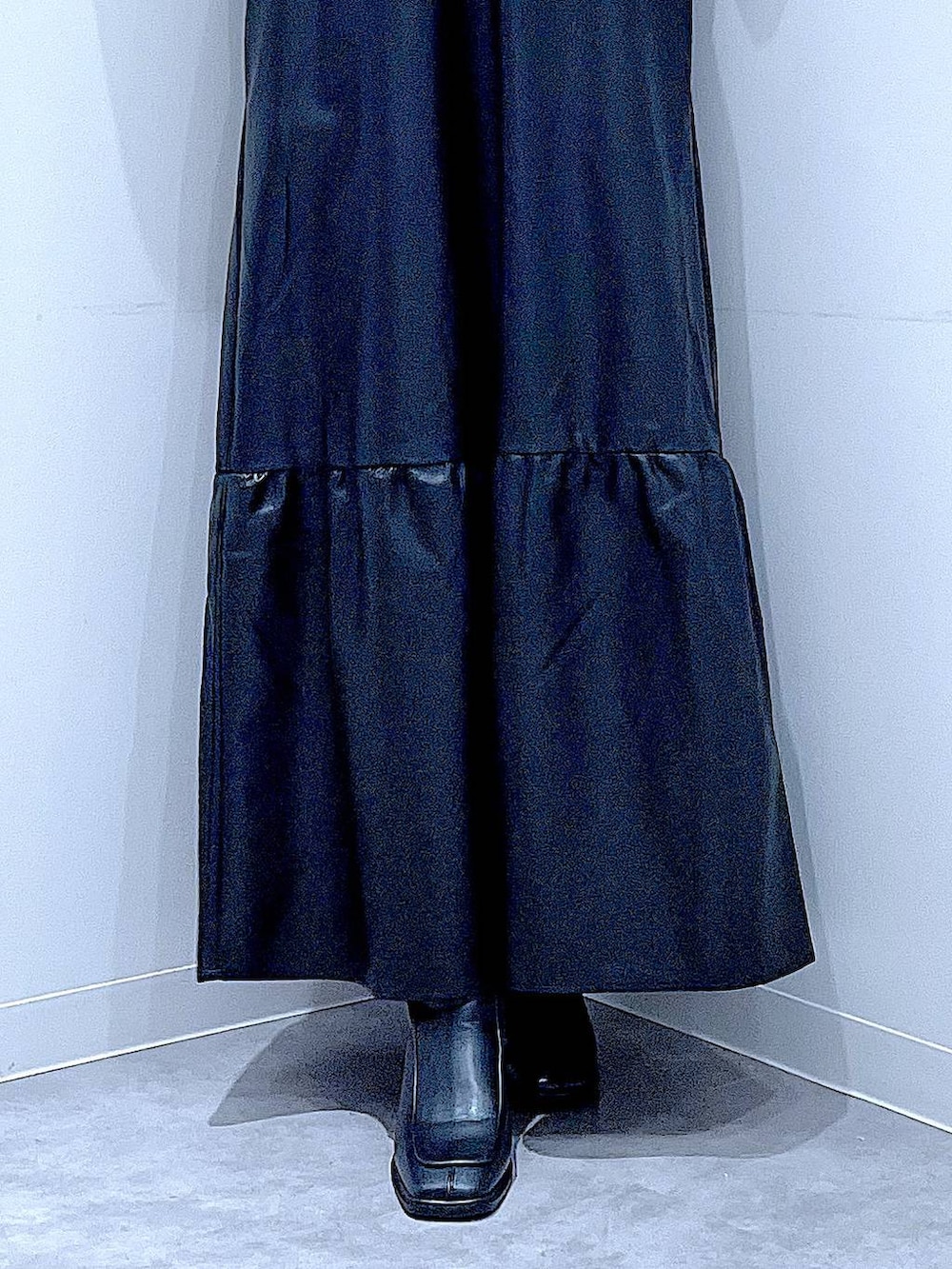 ブラック系のハンドバッグ、ブラック系のブーツ、パープル系のスウェットを着用したレディースの冬コーディネートの8枚目の写真