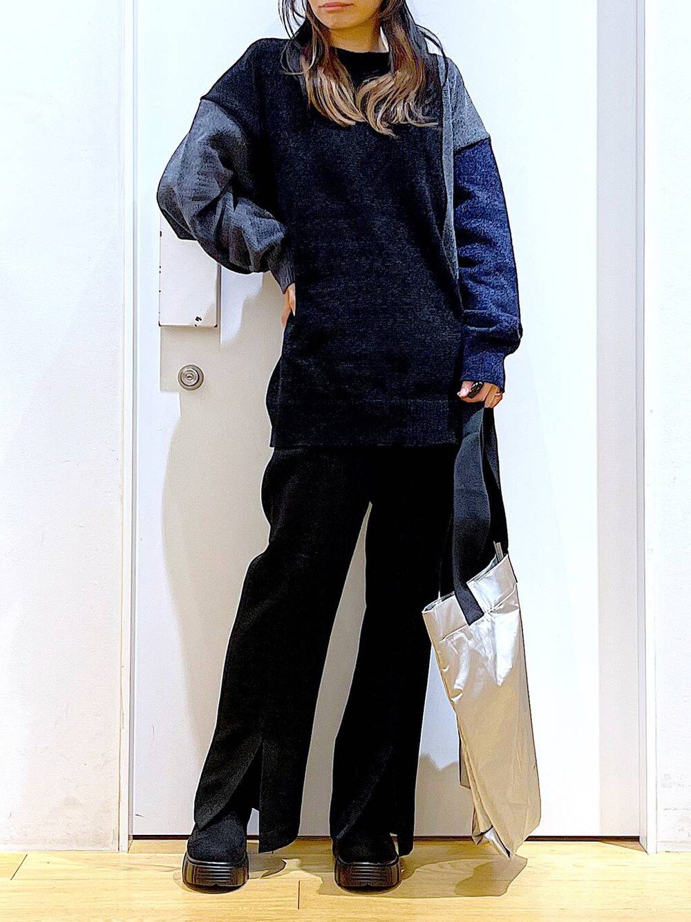 グレー系のニット/セーター、ブラック系のブーツ、ブラック系のその他パンツを着用したレディースの冬コーディネートの6枚目の写真