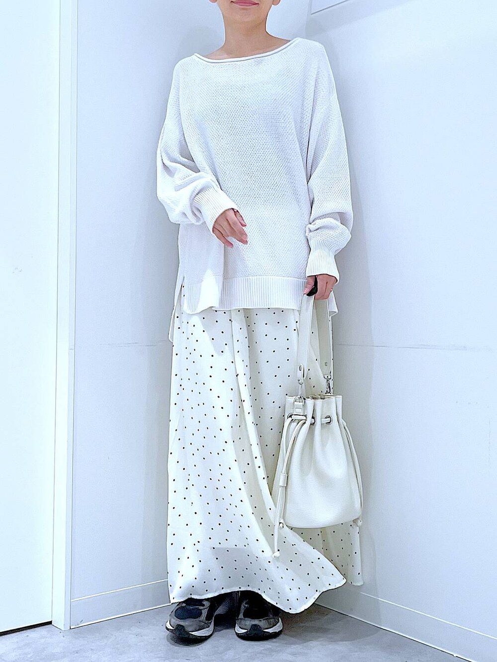 ホワイト系のショルダーバッグ、ホワイト系のスカート、グレー系のバレッタ/ヘアクリップを着用したレディースの春コーディネートの6枚目の写真