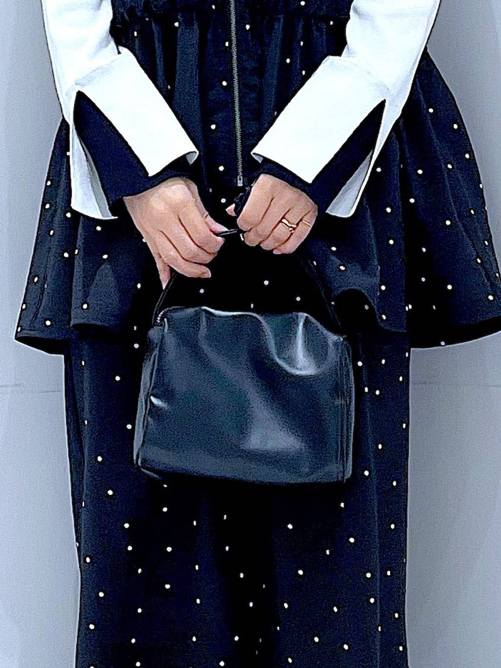 その他のその他パンツ、ブラック系のショルダーバッグ、ホワイト系のニット/セーターを着用したレディースの春コーディネートの9枚目の写真