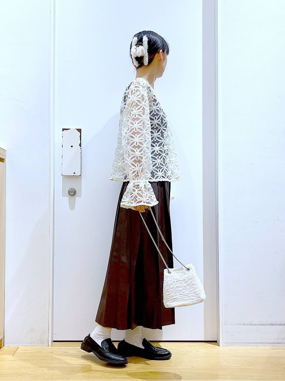 ホワイト系のショルダーバッグ、ブラック系のローファー、ベージュ系のシャツ/ブラウスを着用したレディースの秋コーディネートの4枚目の写真