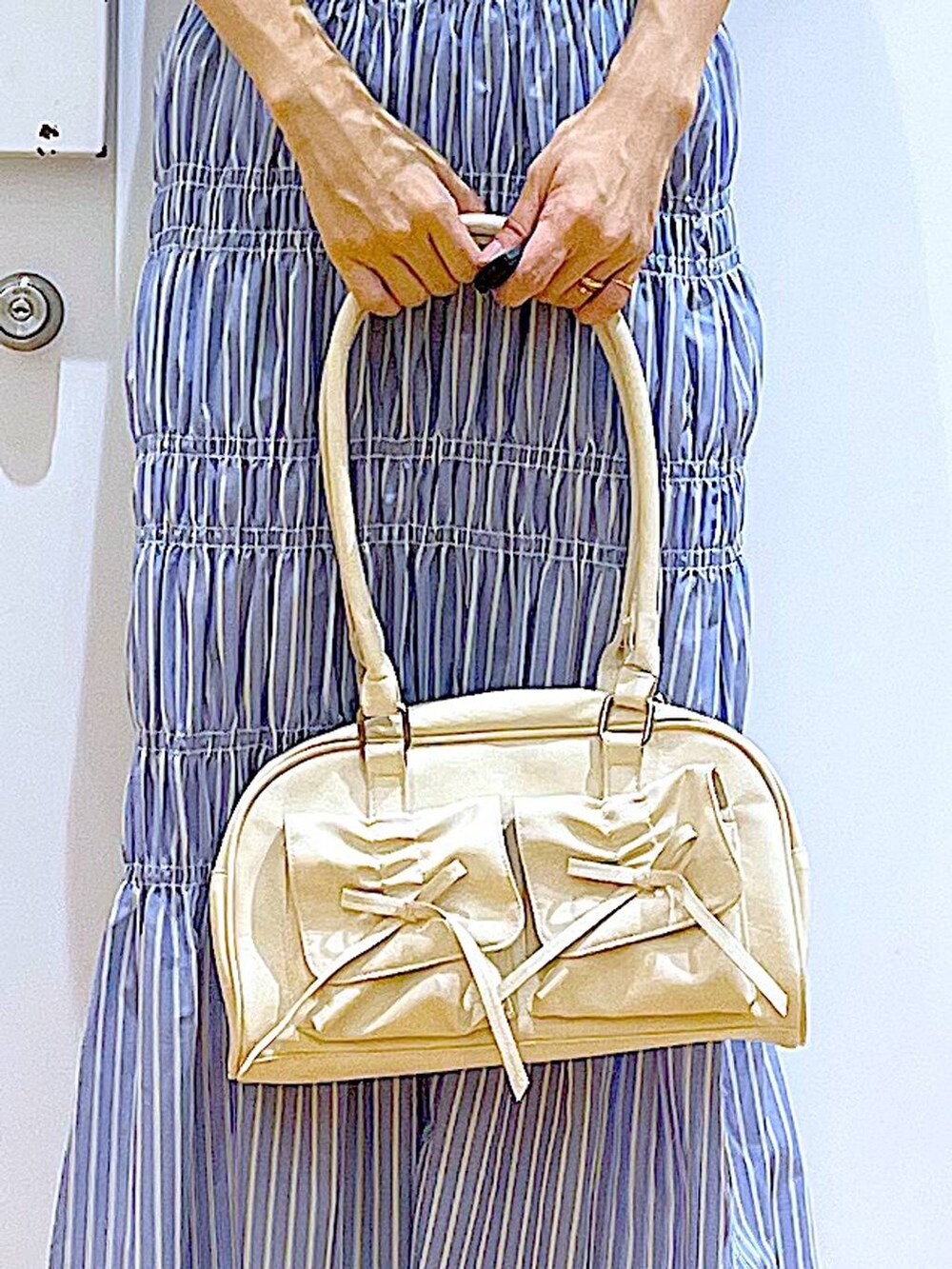 ブラック系のサンダル、ホワイト系のベスト、その他のスカートを着用したレディースの夏コーディネートの9枚目の写真