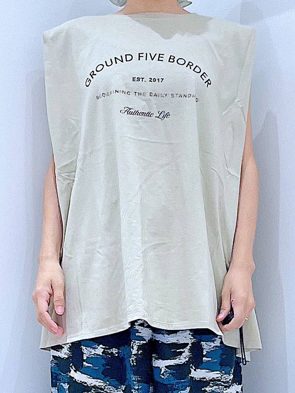 ホワイト系のショルダーバッグ、ホワイト系のサンダル、ベージュ系のTシャツ/カットソーを着用したレディースの夏コーディネートの7枚目の写真