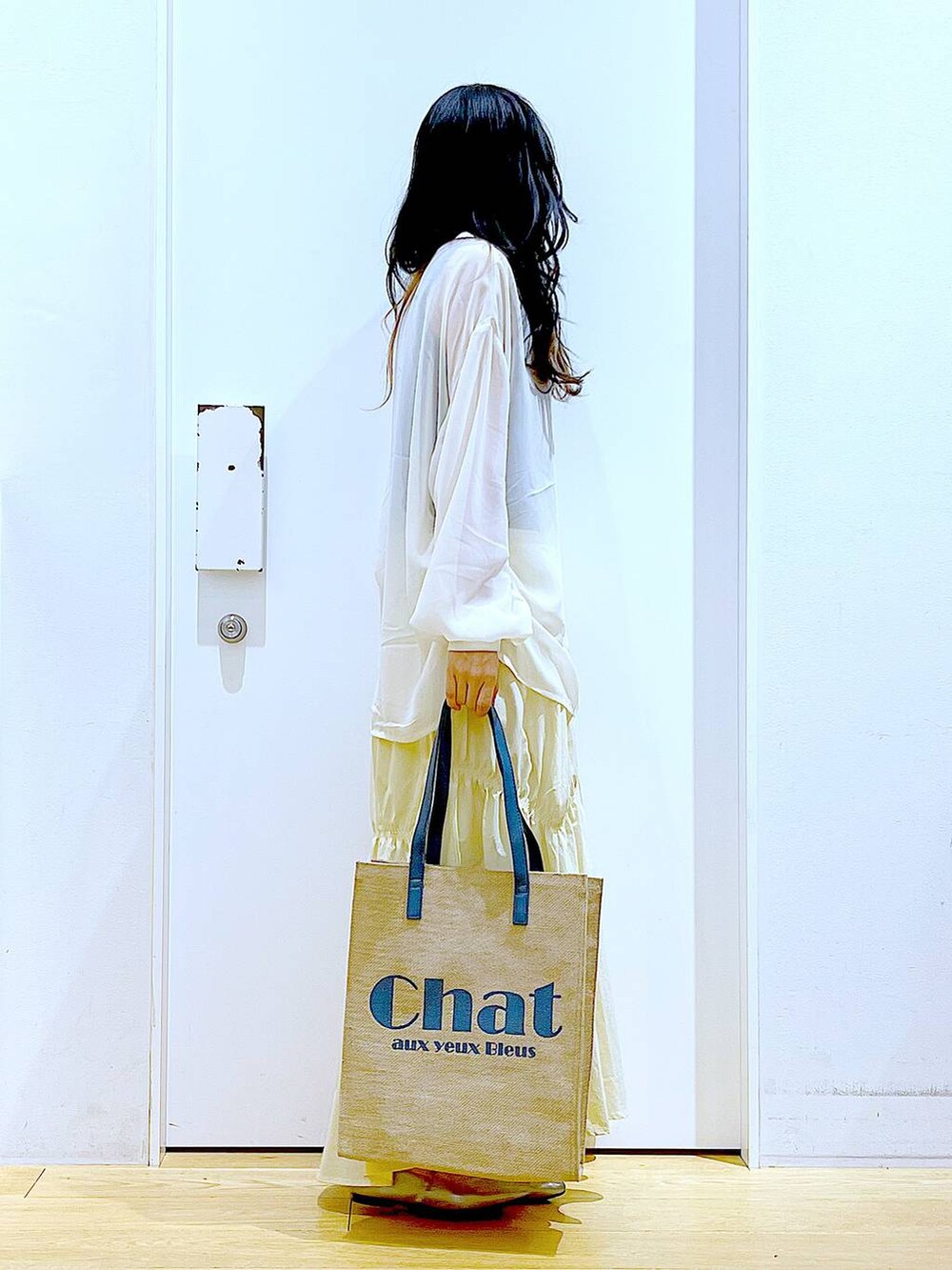 その他のパンプス、ブルー系のトートバッグ、ベージュ系のその他トップスを着用したレディースの春コーディネートの4枚目の写真