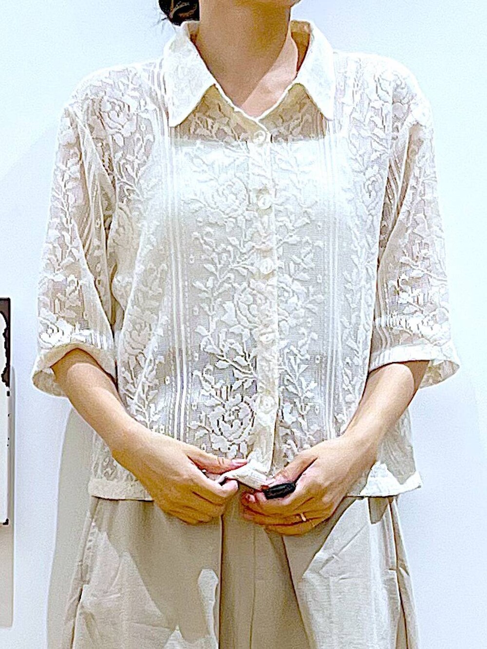 ブラック系のサンダル、ベージュ系のシャツ/ブラウス、ベージュ系のスカートを着用したレディースの夏コーディネートの7枚目の写真