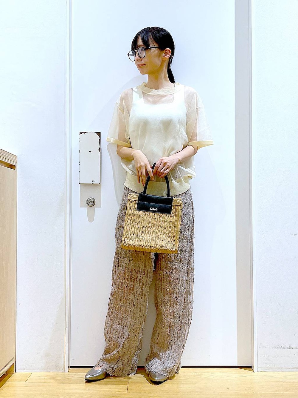 ホワイト系のニット/セーター、ベージュ系のその他パンツ、ホワイト系のニット/セーターを着用したレディースの夏コーディネートの2枚目の写真