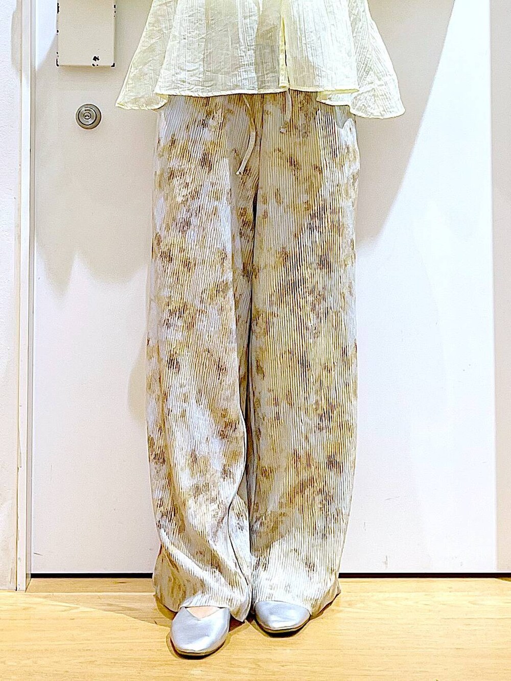 シルバー系のショルダーバッグ、シルバー系のパンプス、ベージュ系のシャツ/ブラウスを着用したレディースの夏コーディネートの8枚目の写真