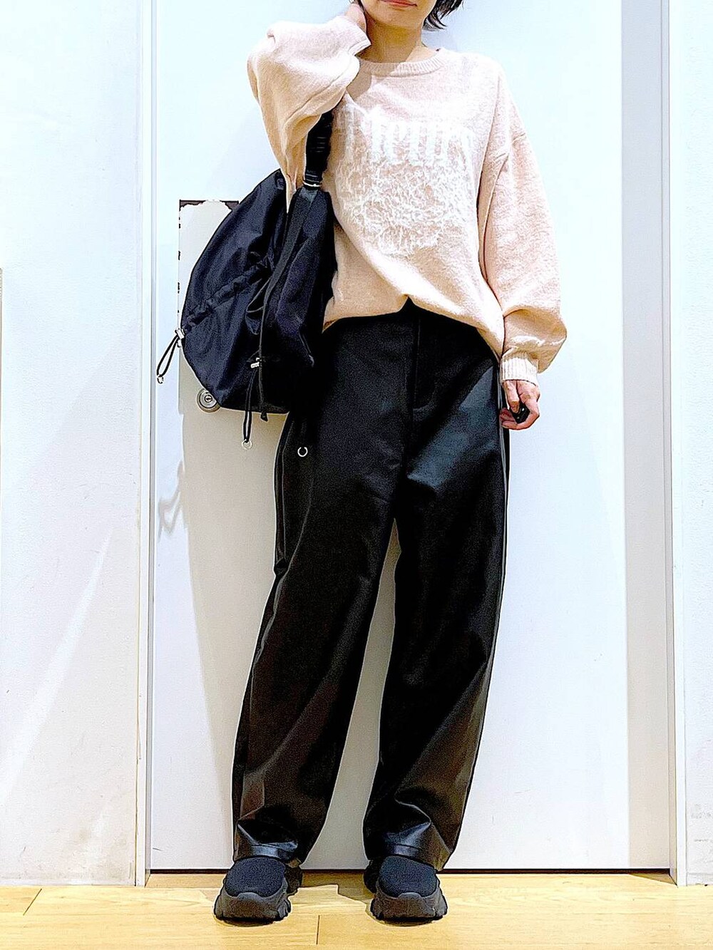 ブラック系のショルダーバッグ、ブラック系のブーツ、ブラック系のその他パンツを着用したレディースの冬コーディネートの6枚目の写真