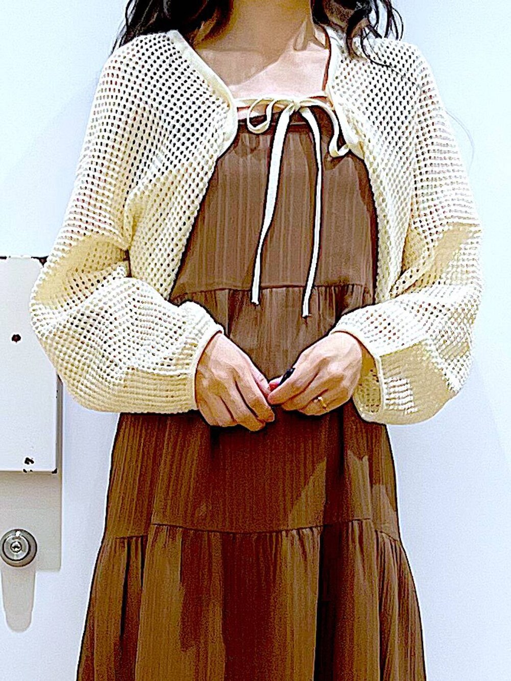 シルバー系のサンダル、ホワイト系のショルダーバッグ、ホワイト系のカーディガン/ボレロを着用したレディースの夏コーディネートの7枚目の写真